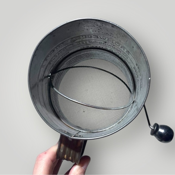 Antique Bromwell Measuring Sifter - 5 Cups - Picture 9 of 14